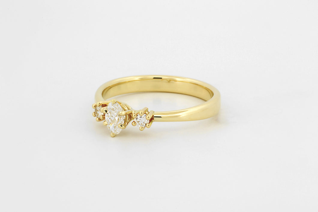 Ring met drie zespootzettingen, een ovale en twee ronde diamanten, geelgoud