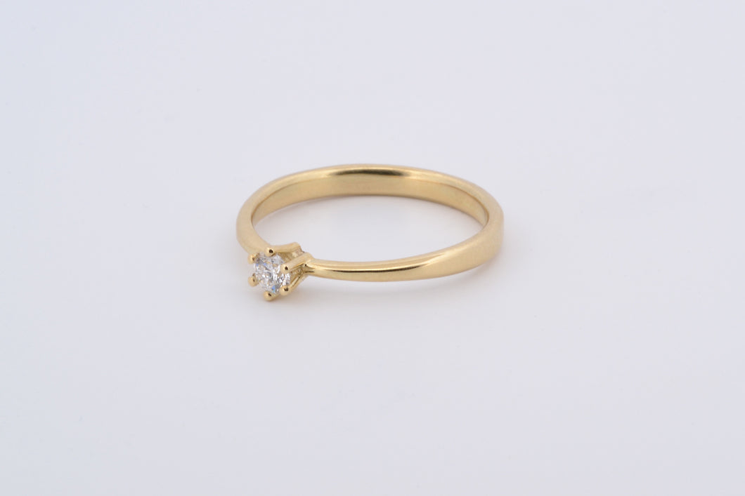 Ring toelopend met zespootzetting en diamant, geelgoud