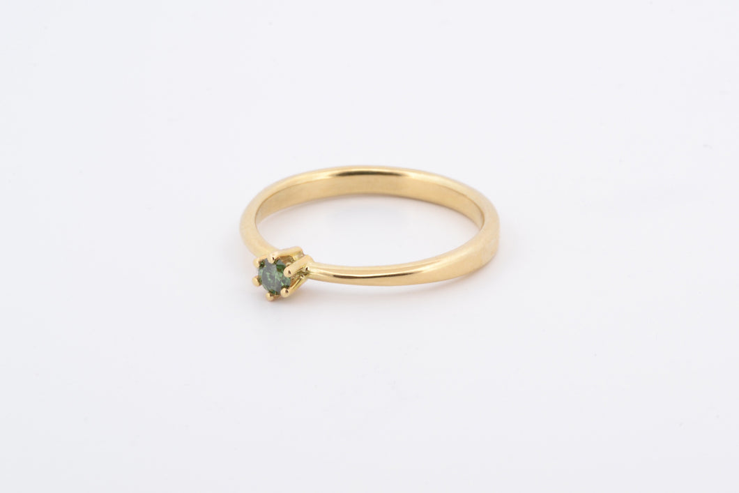 Ring toelopend met zespoot en groene diamant, geelgoud