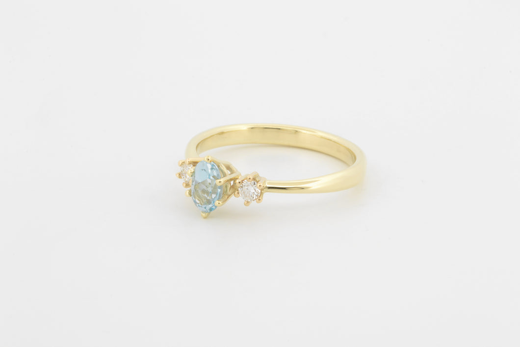 Ring met drie zespootzettingen, diamanten en aquamarijn, geelgoud