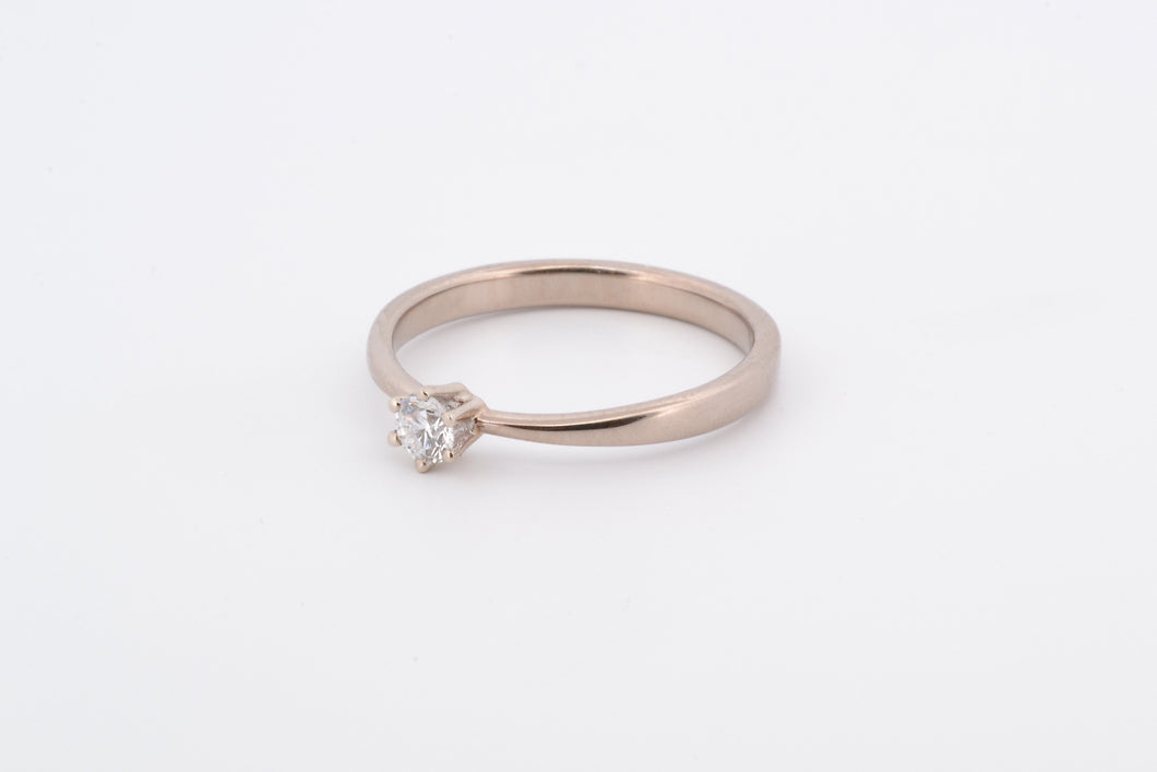 Ring toelopend met zespoot en diamant, witgoud